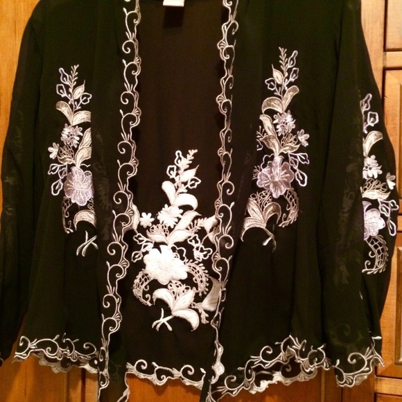 πΊπHPππΊ NWOT Stunning Black Silk Embroidered Topper - Picture 13 of 16